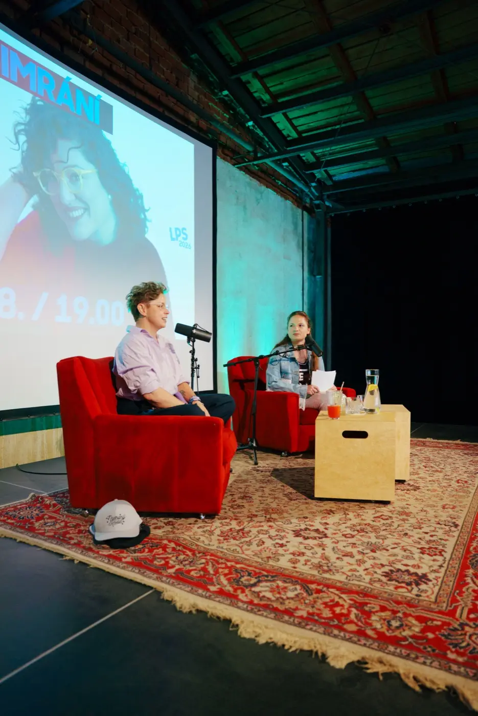 Moderatorky podcastu na podiu live show